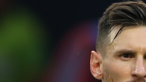 Lionel Messi (L) y Cristiano Ronaldo (R) tendrán en Qatar 2022 su última oportunidad para alzar la Copa del Mundo.