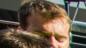 Max Verstappen (L) y Dietrich Mateschitz (R) se abrazan luego del Gran Premio de Austria.