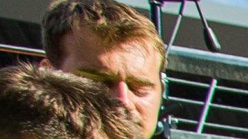 Max Verstappen (L) y Dietrich Mateschitz (R) se abrazan luego del Gran Premio de Austria.