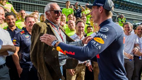 Max Verstappen (L) y Dietrich Mateschitz (R) se abrazan luego del Gran Premio de Austria.