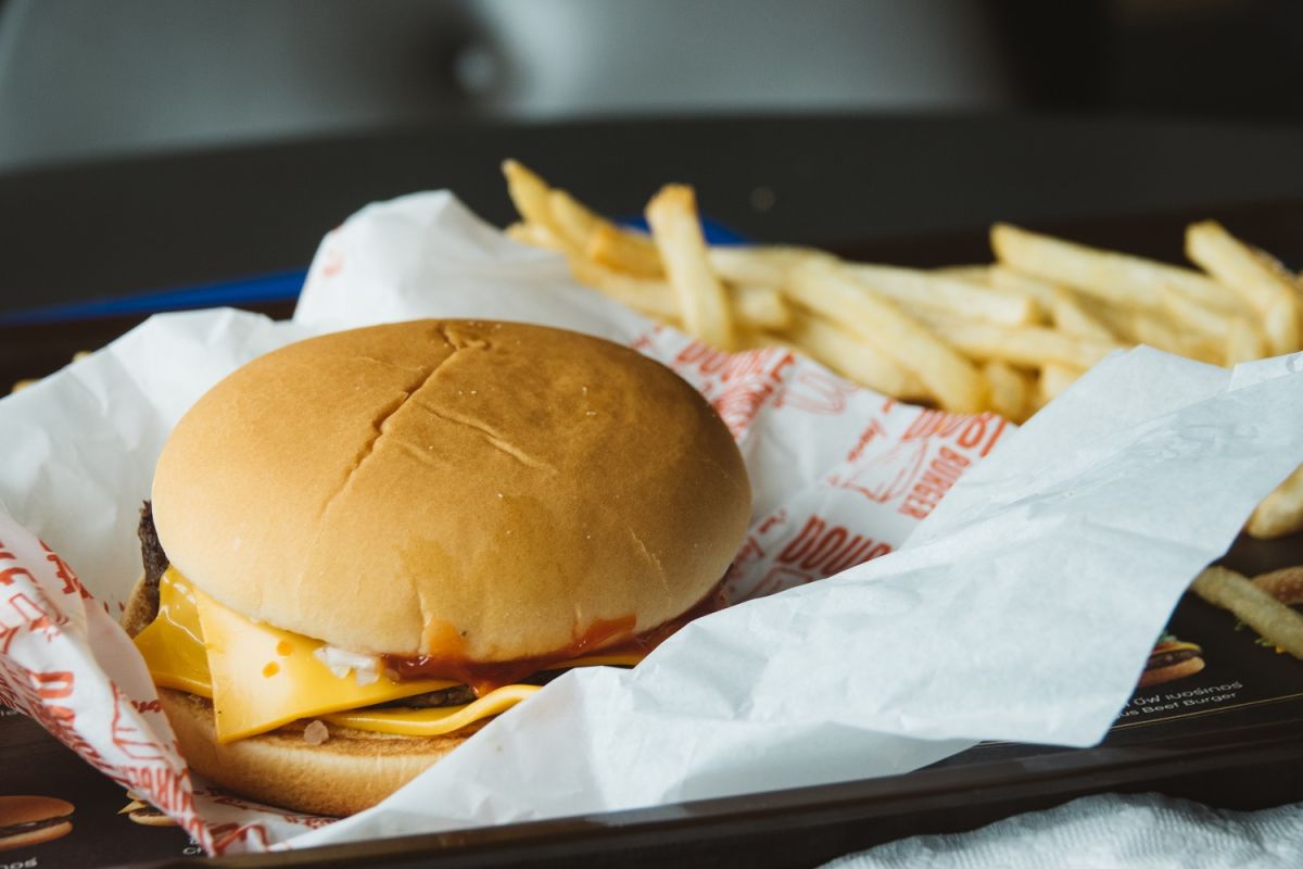 McDonald's tuvo un aumento de precio del 11.5 % de 2021 a 2022; sin embargo, sus hamburguesas no son las más caras.