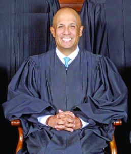 Gobernadora de NY nomina a juez hispano para liderar la Corte de Apelaciones del estado