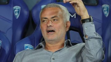 José Mourinho se las arregló para ver el juego de la Roma desde un autobús