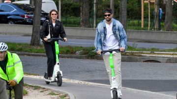 Gerard Piqué y Clara Chia Marti fueron vistos en París paseando en scooters eléctricos con un par de amigos.