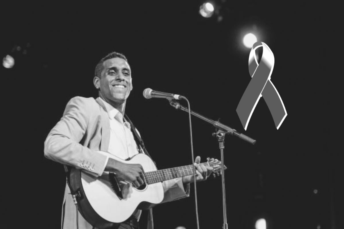 Singer Mikaben dies during a performance in Paris