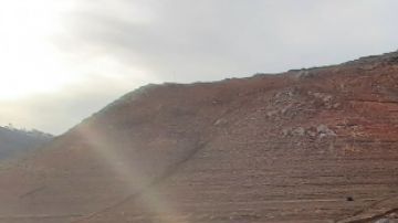 En esta foto se aprecian los restos del recién emergido "barco fantasma".