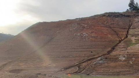 En esta foto se aprecian los restos del recién emergido "barco fantasma".
