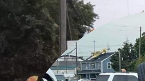 Megan Warfield auxiliando a una mujer atrapada en un auto.