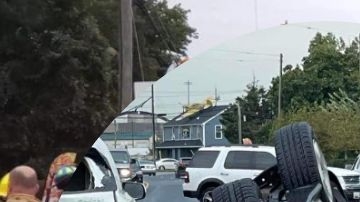Megan Warfield auxiliando a una mujer atrapada en un auto.