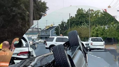 Megan Warfield auxiliando a una mujer atrapada en un auto.