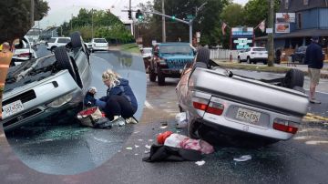 Megan Warfield auxiliando a una mujer atrapada en un auto.