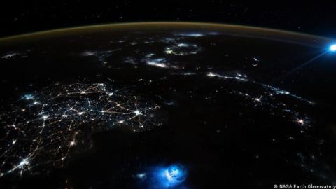 Fotografía del astronauta de las dos manchas de luz.