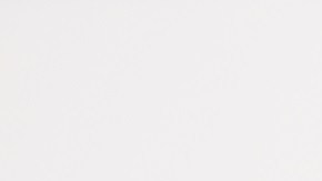 Mujer comiendo postre azucarado