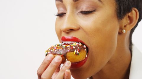 Mujer comiendo postre azucarado