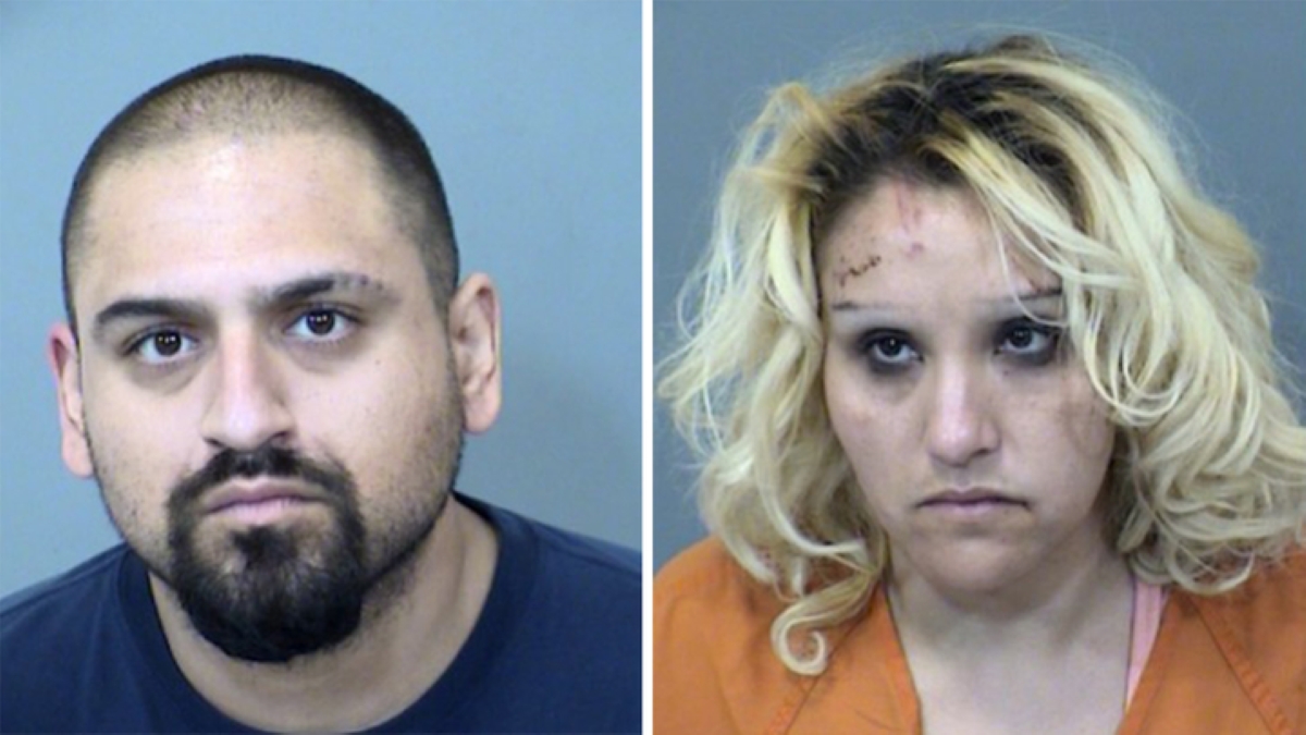 La pareja enfrenta cargos de asalto, robo a mano armada con un arma mortal, robo y dos cargos de robo de vehículos.