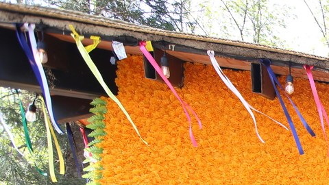 Vicente Fernández es homenajeado para este Días de Muertos con un altar en su mausoleo.