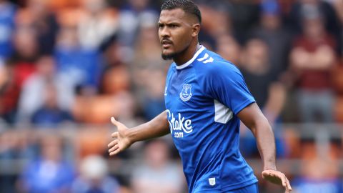 Venezolano Salomón Rondón dejaría la Premier League por el exótico fútbol de Emiratos Árabes