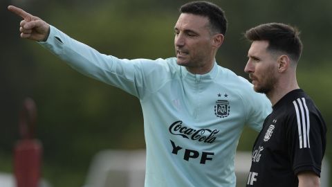 Scaloni: "A Messi lo tratamos como lo que es: un superclase"