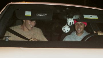 Shawn Mendes y Justin Bieber vistos saliendo de una iglesia en Beverly Hills.