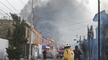 Una columna de humo después del choque entre un tren y un vehículo-tanque cargado con gasolina en Aguascalientes.