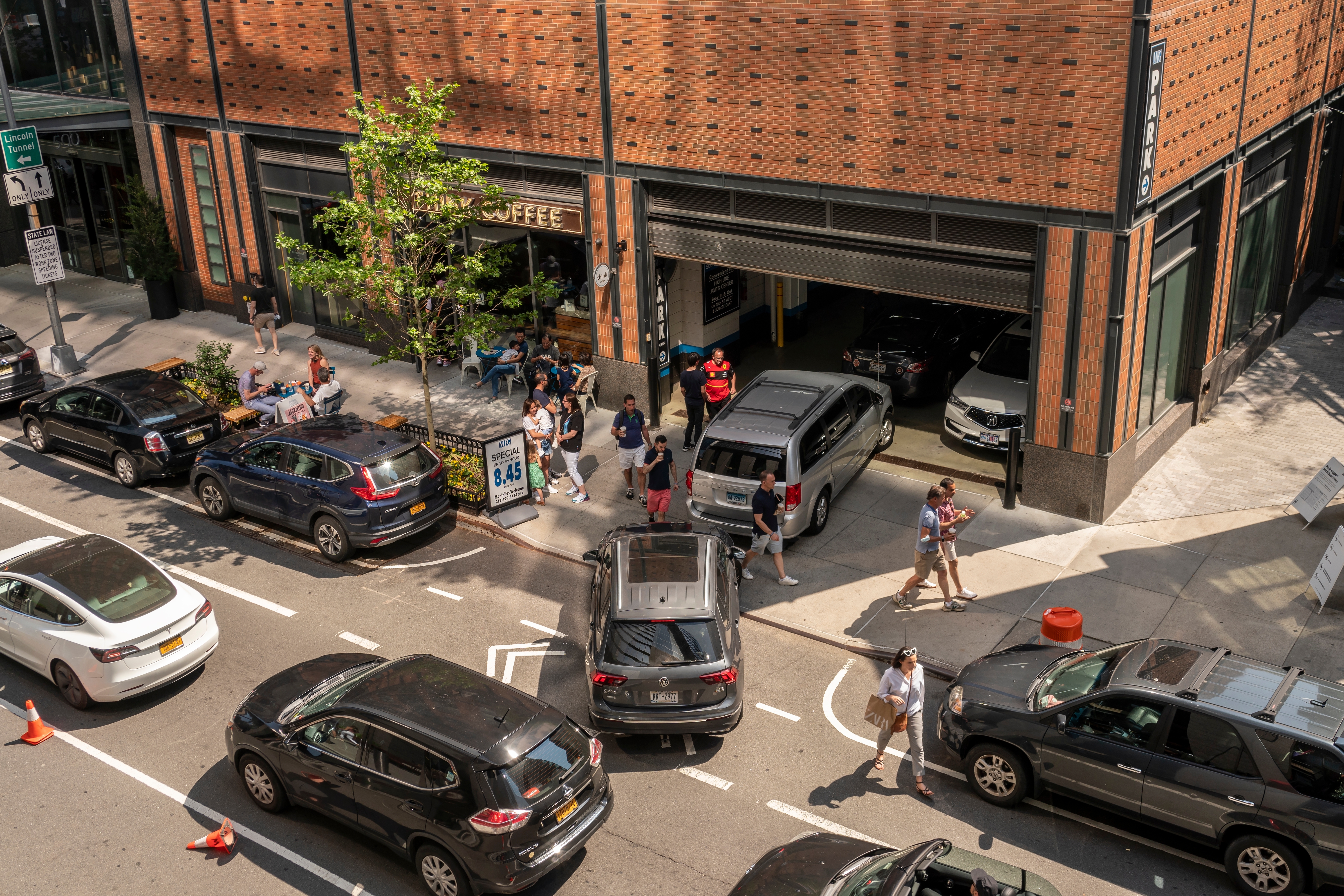 Ciudad de Nueva York podría pagar $44 dólares por multa a personas que denuncien autos estacionados ilegalmente con fotos y videos