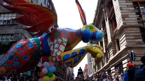 Se acerca un desfile de alebrijes en la Ciudad de México.