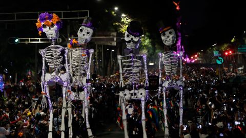 Calaveras gigantes también se harán presentes en el desfile.