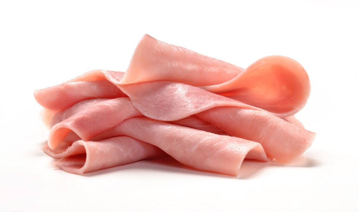 Para prevenir la listeriosis, los CDC recomiendan no comer salchichas o carnes sin antes cocinarlas.