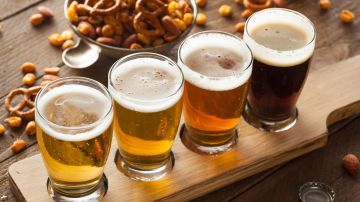 Consumir solo una cerveza al día puede envejecer tu cerebro dos años.