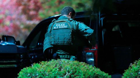 Un policía fuertemente armado en la zona del tiroteo en Raleigh, Carolina del Norte.