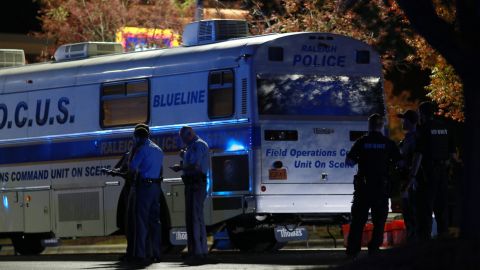 Agentes de policía se enfrentan a un tiroteo en el estacionamiento de una tienda de comestibles en Raleigh.