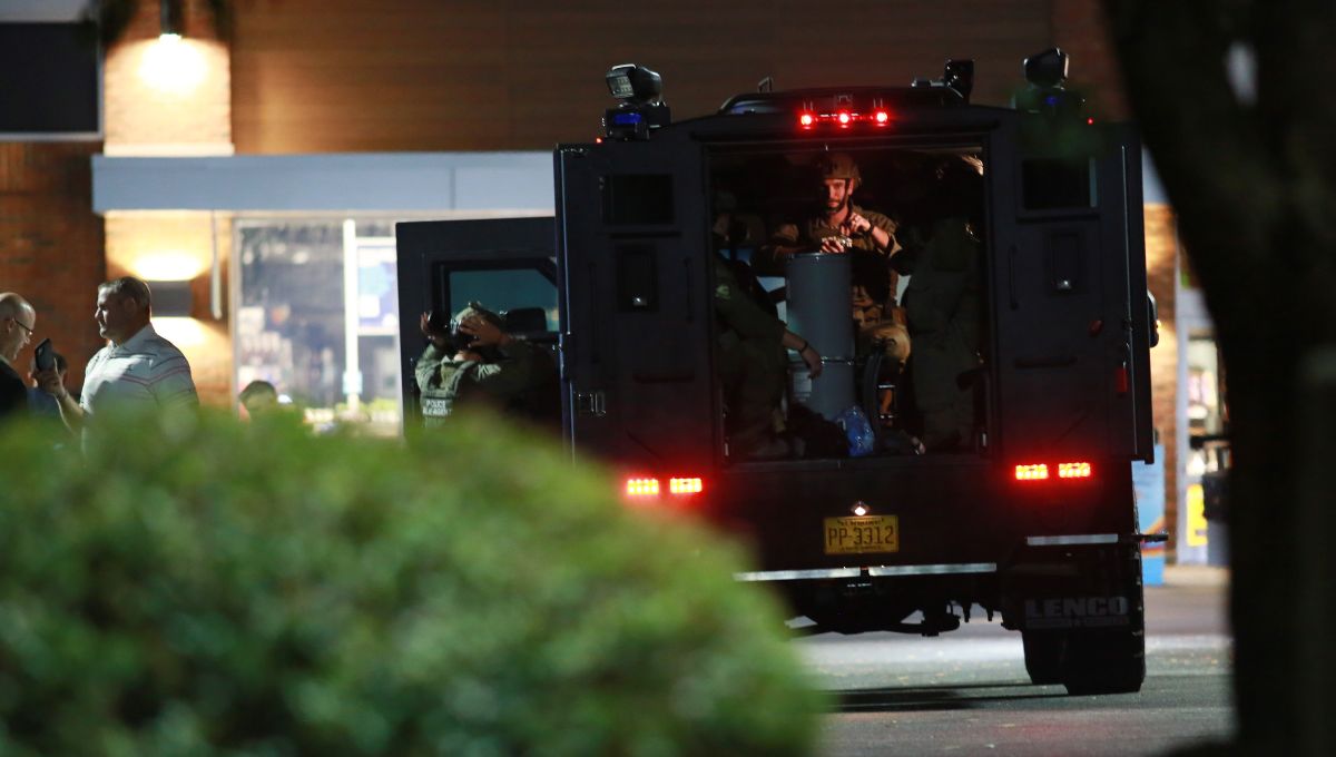 Oficiales de policía armados en un vehículo blindado se enfrentan a una situación de disparos activos en Raleigh, Carolina del Norte.