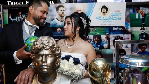 La pareja se juró amor eterno ante el D10S, Diego Armando Maradona.