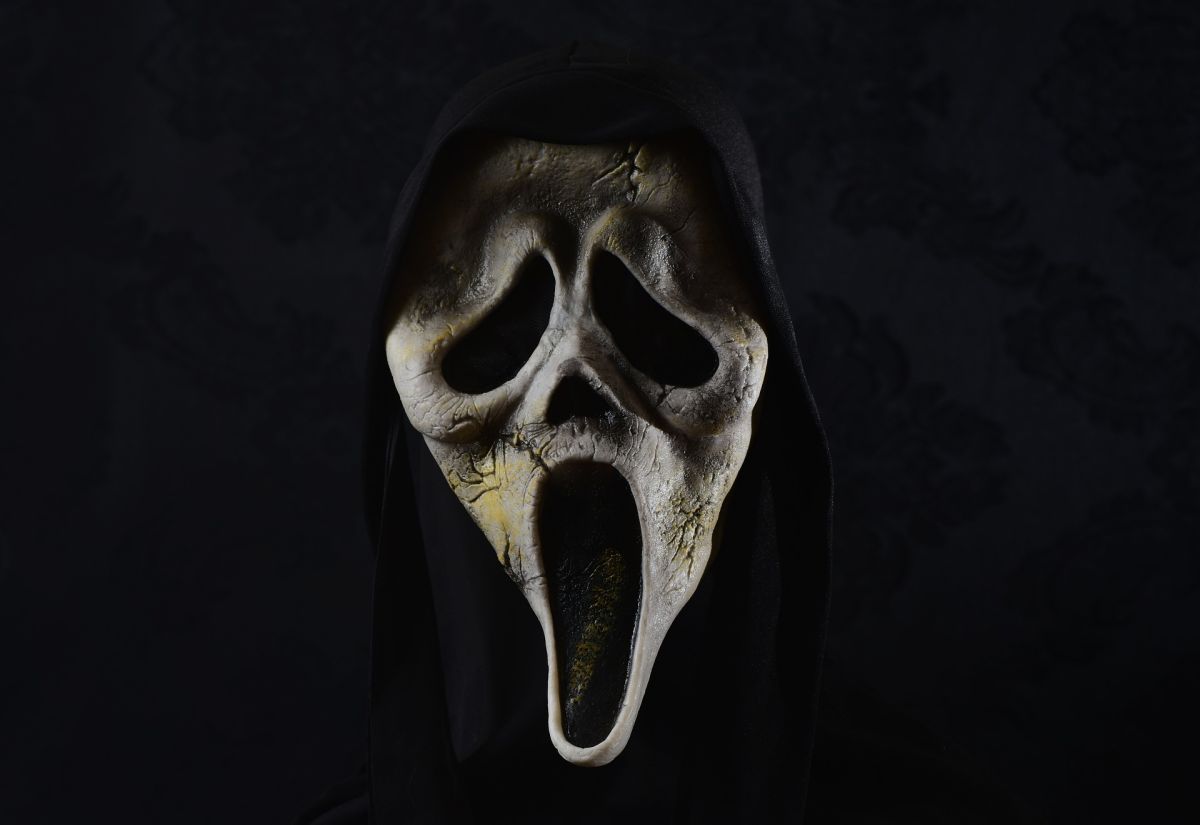 La mujer usó una máscara de "Scream" para asustar a los pequeños.