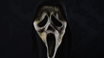 La mujer usó una máscara de "Scream" para asustar a los pequeños.