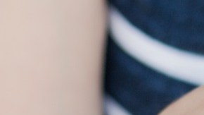 Mujer comiendo fruta