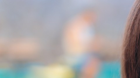 Mujer con una bebida alcohólica