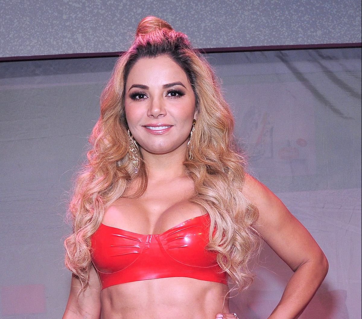 Aleida Núñez exhibe sus torneadas piernas de tentación con minivestido y tacones El Diario NY