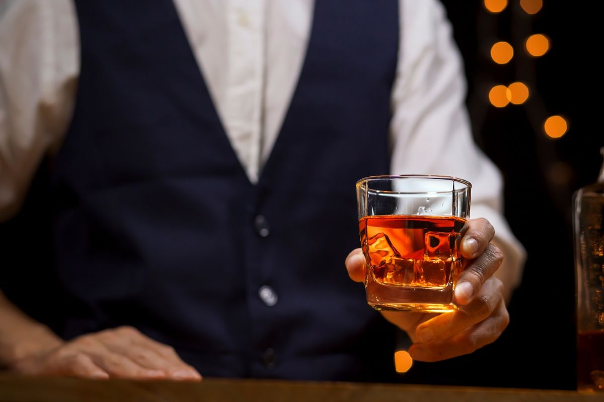 Arby's lanza un whisky ahumado de edición limitada llamado Arby's Smoked Bourbon.