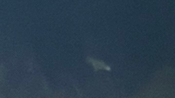 El venezolano José Menéses, quien acudió a votar en Manhattan, en compañía de sus dos hijos