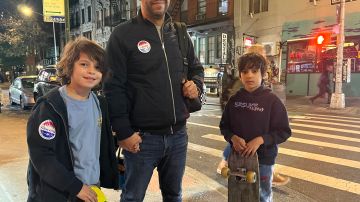 El venezolano José Menéses, quien acudió a votar en Manhattan, en compañía de sus dos hijos