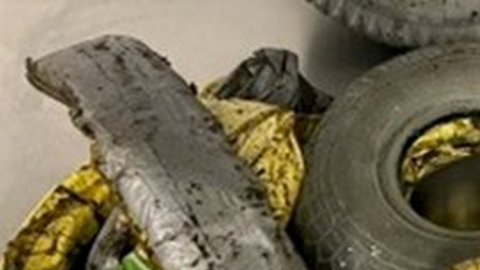 Droga incautada al abrir las ruedas de la silla.