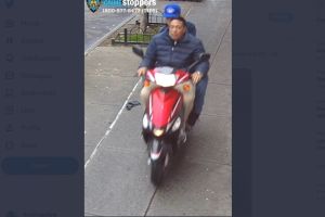 Niña latina fue arrastrada por ladrones en motocicleta caminando en Queens: video NYPD