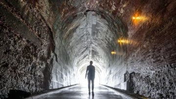 Impresionante túnel en las Cataratas del Niágara.
