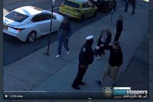 Conductor furioso golpeó a policía que lo iba a multar: video NYPD