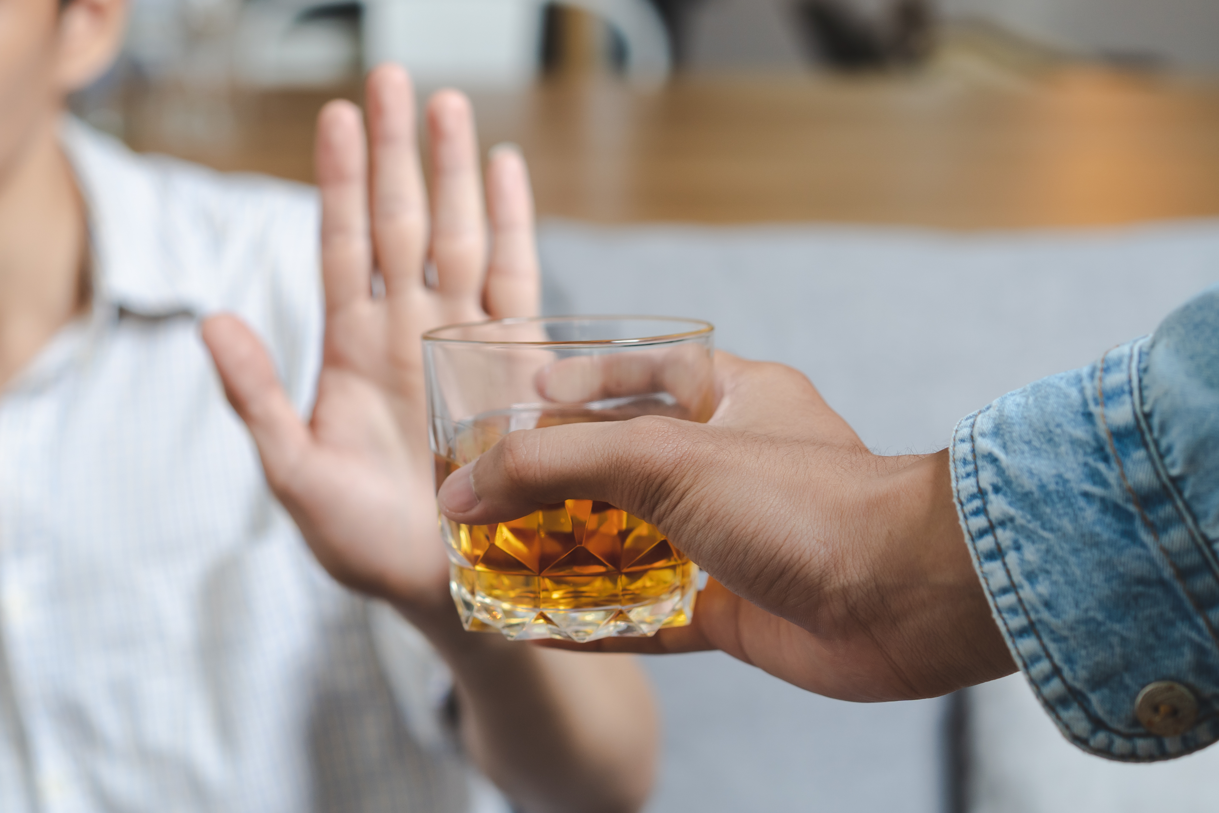 20% de los adultos estadounidenses mueren por beber alcohol en exceso