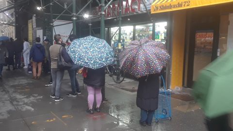 Consumidores haciendo fila en Nueva York.