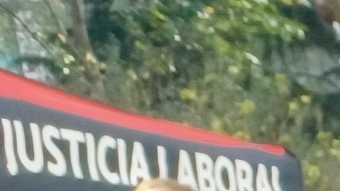 El trabajador de envío Antonio Solis explica que el trabajo con una motocicleta implica otros gastos.