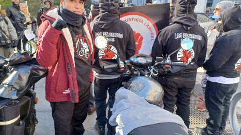 El trabajador de envío Antonio Solis explica que el trabajo con una motocicleta implica otros gastos.