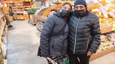 Luego de 20 años la ecuatoriana Estela Blandón se abraza con su madre en estas fiestas.
